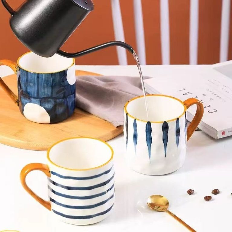 Mug-en-ceramique-japonaise-avec-anse-miel-et-motifs-bleus-peints-a-la-main-picture-3
