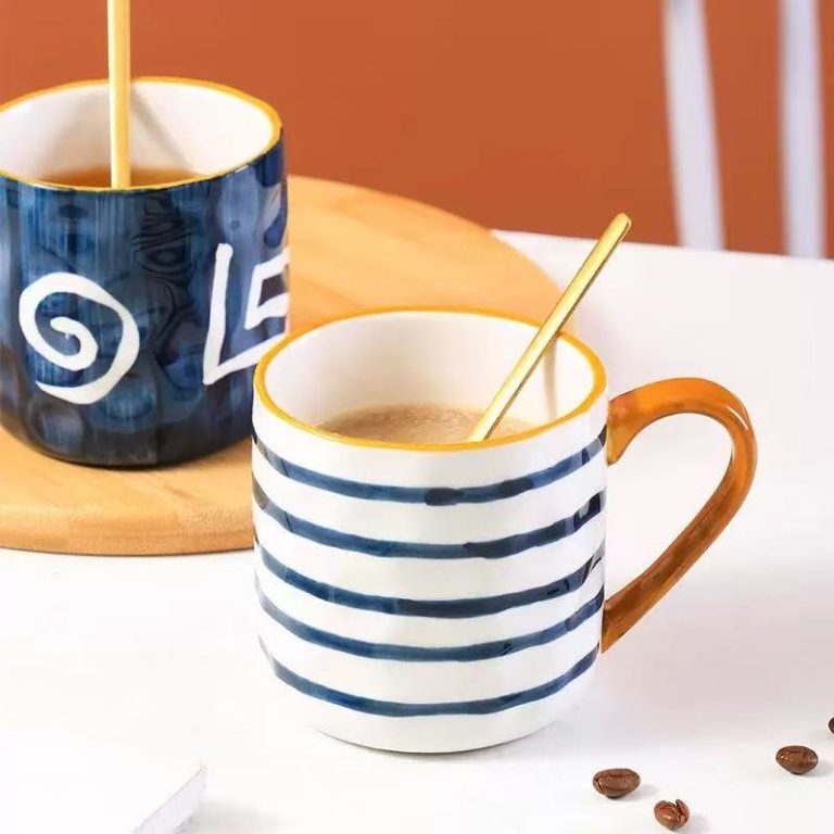 Mug-en-ceramique-japonaise-avec-anse-miel-et-motifs-bleus-peints-a-la-main-picture-4
