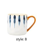 Mug-en-ceramique-japonaise-avec-anse-miel-et-motifs-bleus-peints-a-la-main-picture-5