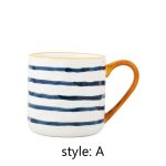 Mug-en-ceramique-japonaise-avec-anse-miel-et-motifs-bleus-peints-a-la-main-picture-6
