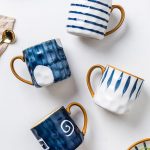 Mug-en-ceramique-japonaise-avec-anse-miel-et-motifs-bleus-peints-a-la-main-picture-8