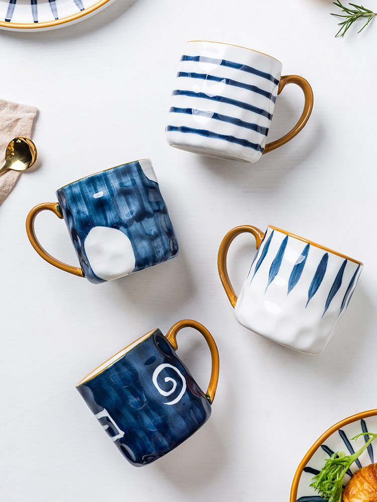 Mug-en-ceramique-japonaise-avec-anse-miel-et-motifs-bleus-peints-a-la-main-picture-8