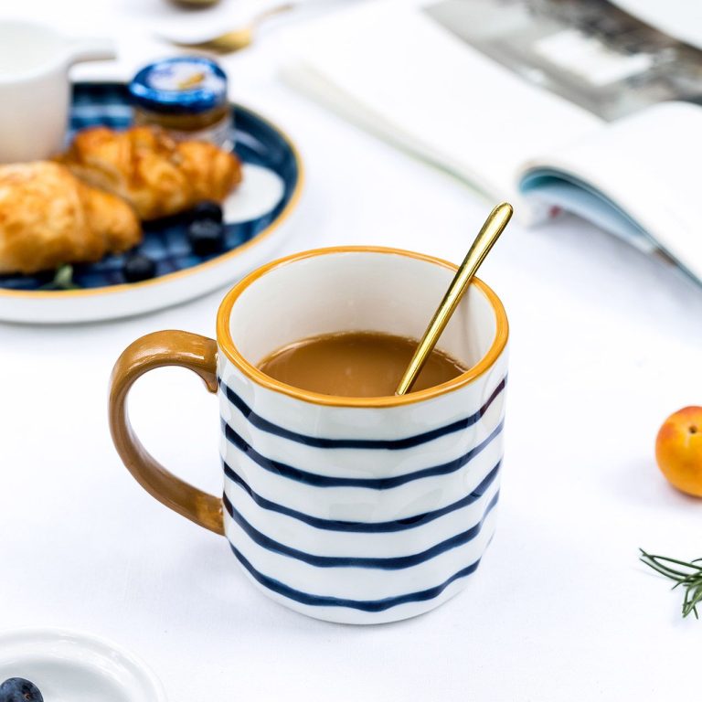 Mug-en-ceramique-japonaise-avec-anse-miel-et-motifs-bleus-peints-a-la-main-picture-9