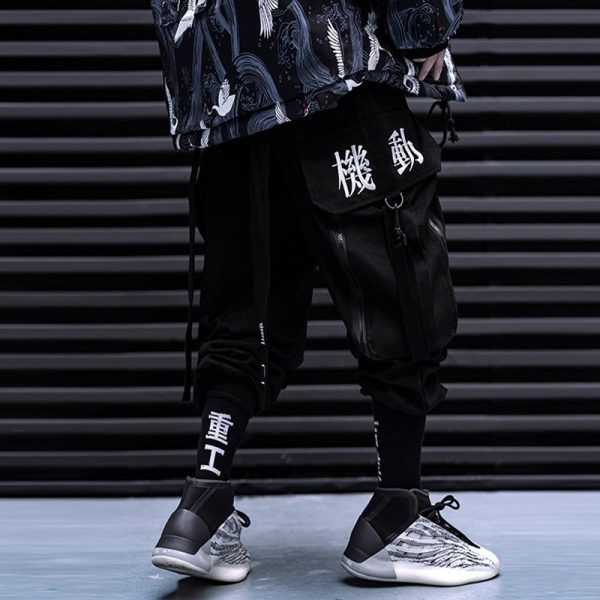 Pantalon streetwear noir cargo à poches utilitaires et sangles ajustables à inscriptions japonaises