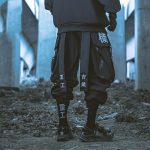 Pantalon-streetwear-noir-cargo-a-poches-utilitaires-et-sangles-ajustables-a-insc-picture-2