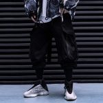 Pantalon-streetwear-noir-cargo-a-poches-utilitaires-et-sangles-ajustables-a-insc-picture-4