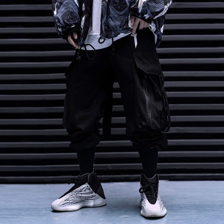 Pantalon-streetwear-noir-cargo-a-poches-utilitaires-et-sangles-ajustables-a-insc-picture-4