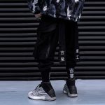 Pantalon-streetwear-noir-cargo-a-poches-utilitaires-et-sangles-ajustables-a-insc-picture-5