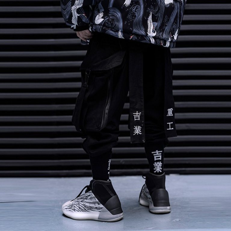 Pantalon-streetwear-noir-cargo-a-poches-utilitaires-et-sangles-ajustables-a-insc-picture-5
