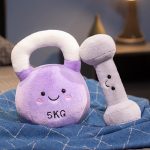 Peluche-kettlebell-et-haltere-a-visage-souriant-pour-decorer-un-coin-sport-picture-3