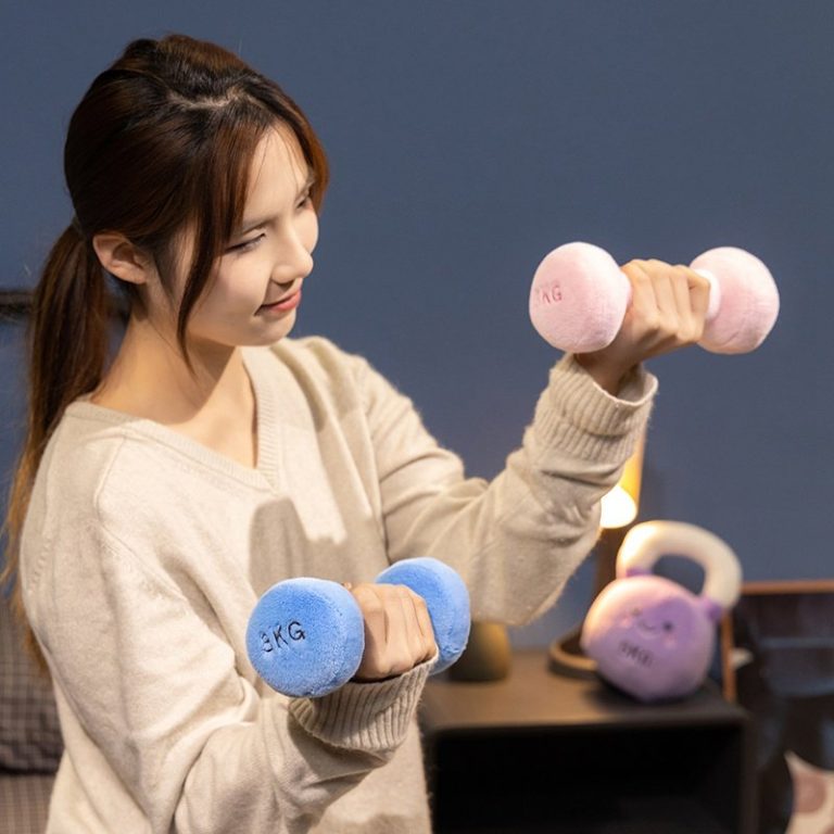 Peluche-kettlebell-et-haltere-a-visage-souriant-pour-decorer-un-coin-sport-picture-4