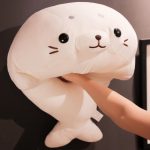 Peluche-phoque-coussin-moelleuse-et-caline-avec-museau-brode-et-petites-nageoires-picture-1