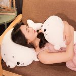 Peluche-phoque-coussin-moelleuse-et-caline-avec-museau-brode-et-petites-nageoires-picture-4