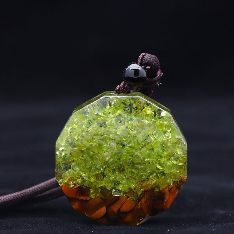 Pendentif-arbre-de-vie-dore-en-resine-facettee-pour-meditation-et-yoga-picture-3
