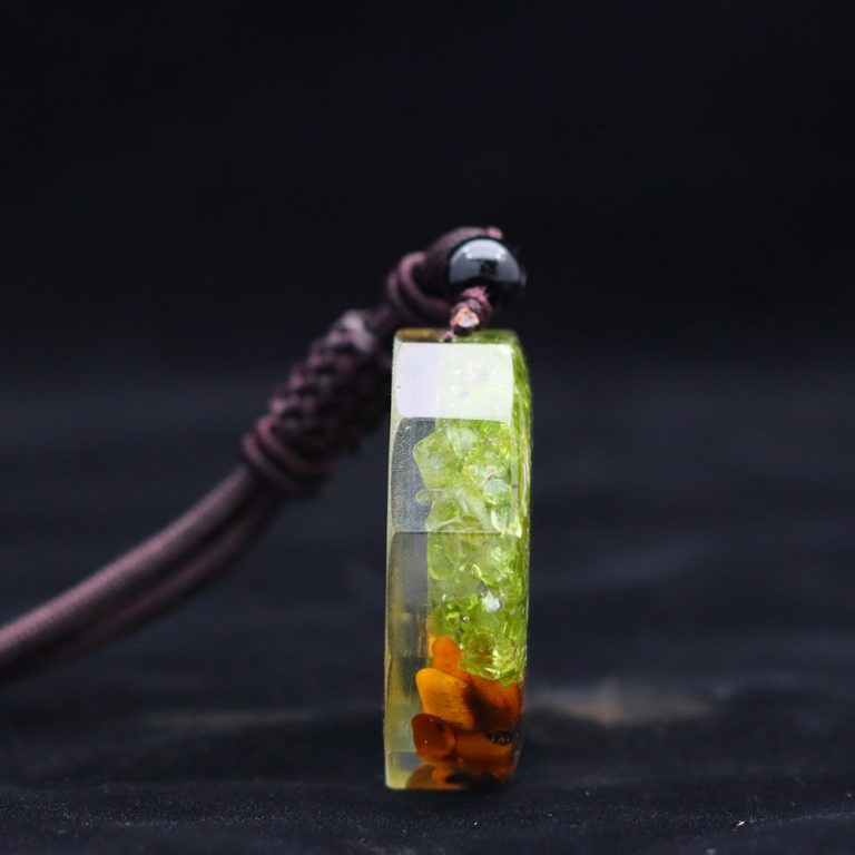 Pendentif-arbre-de-vie-dore-en-resine-facettee-pour-meditation-et-yoga-picture-4
