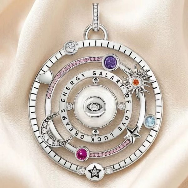 Pendentif argent à design cosmique avec lune, étoile et zircones multicolores