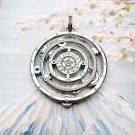 Pendentif argent à design cosmique avec lune, étoile et zircones multicolores