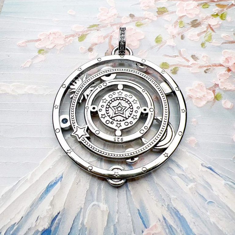 Pendentif argent à design cosmique avec lune, étoile et zircones multicolores