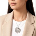 Pendentif argent à design cosmique avec lune, étoile et zircones multicolores