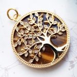 Pendentif doré d'arbre de vie en argent avec incrustation de pierres et fond œil de tigre
