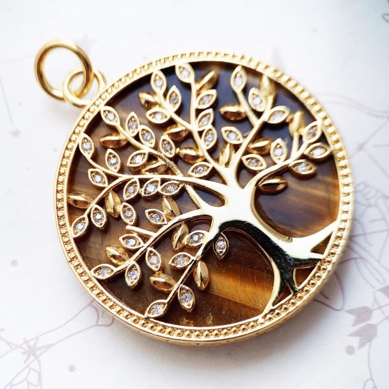 Pendentif doré d'arbre de vie en argent avec incrustation de pierres et fond œil de tigre