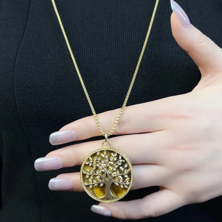 Pendentif doré d'arbre de vie en argent avec incrustation de pierres et fond œil de tigre