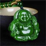 Pendentif en jade de bouddha rieur sur cordon ajustable orné de perles vertes
