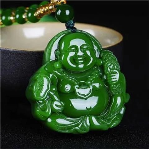 Pendentif en jade de bouddha rieur sur cordon ajustable orné de perles vertes