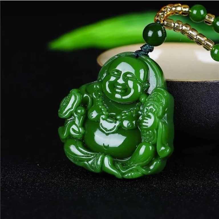 Pendentif en jade de bouddha rieur sur cordon ajustable orné de perles vertes