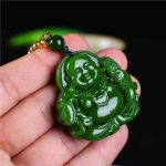 Pendentif en jade de bouddha rieur sur cordon ajustable orné de perles vertes