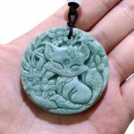 Pendentif-jade-rond-sculpte-au-motif-de-renard-fleuri-picture-3
