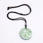 Pendentif jade rond sculpté au motif de renard fleuri