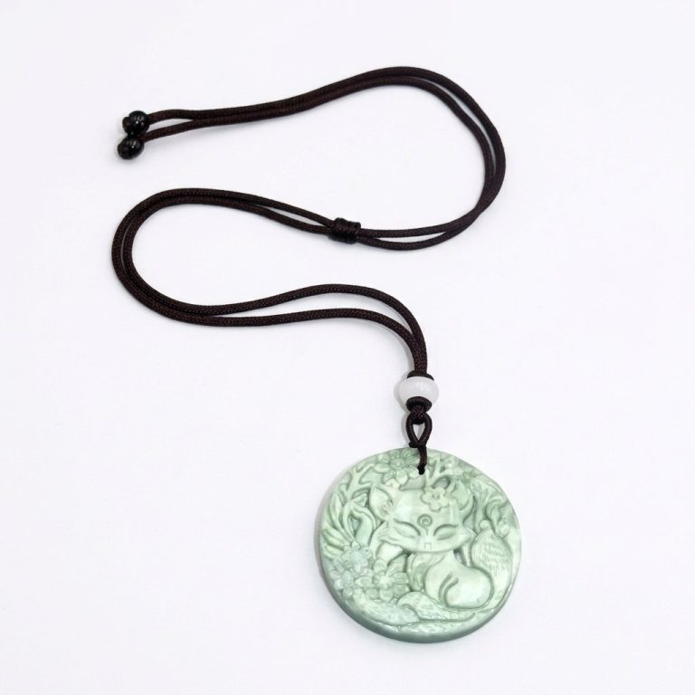 Pendentif jade rond sculpté au motif de renard fleuri