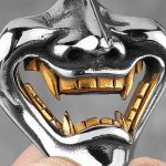 Pendentif-masque-oni-en-acier-316L-avec-machoire-et-crocs-dores-picture-3