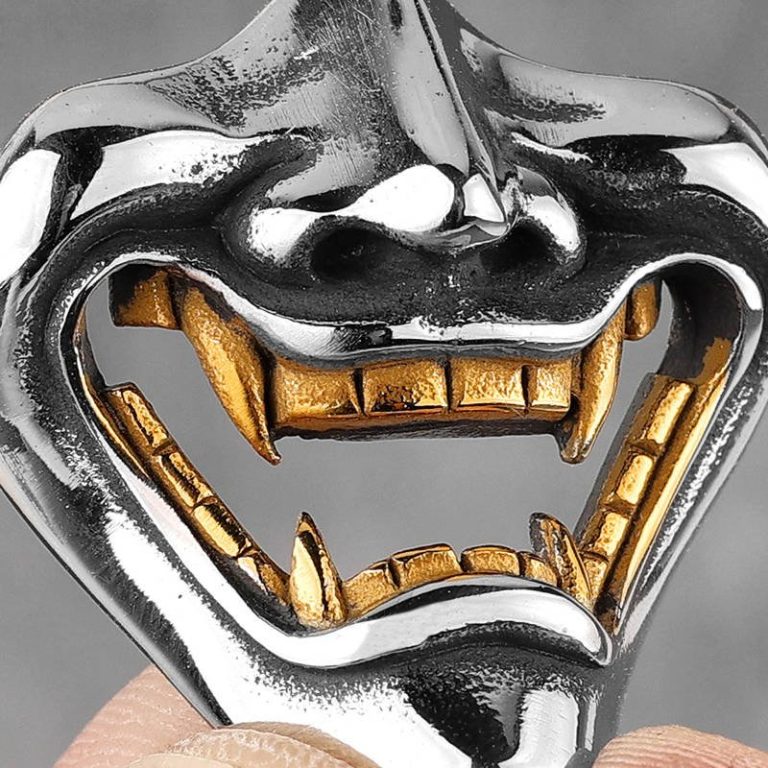 Pendentif-masque-oni-en-acier-316L-avec-machoire-et-crocs-dores-picture-3