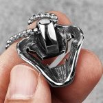 Pendentif-masque-oni-en-acier-316L-avec-machoire-et-crocs-dores-picture-5