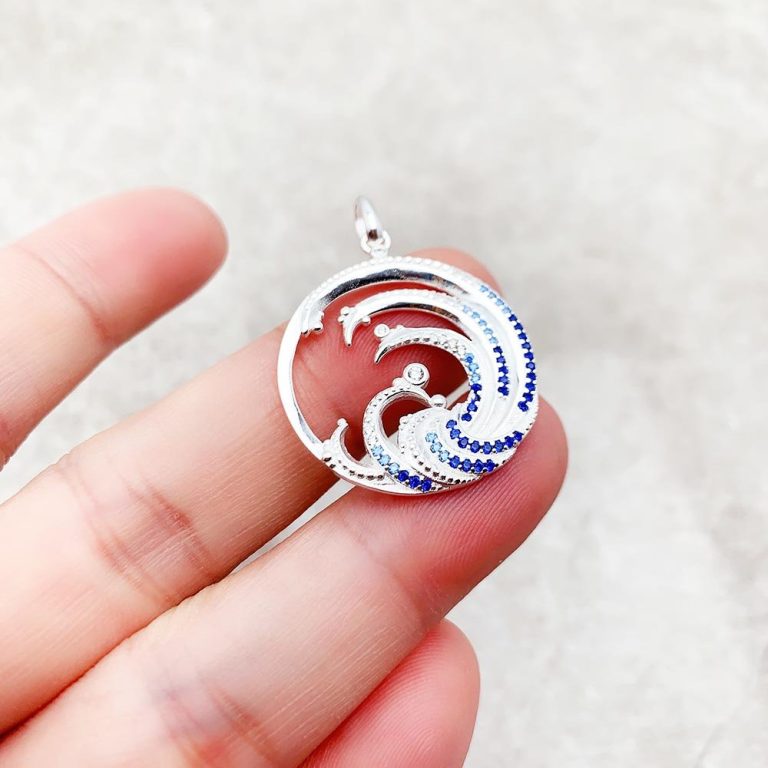 Pendentif rond zircone bleue en argent 925 à motif de vague
