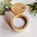 Petit pot à épices en bambou naturel avec couvercle et cuillère assortie