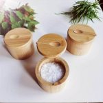 Petit pot à épices en bambou naturel avec couvercle et cuillère assortie