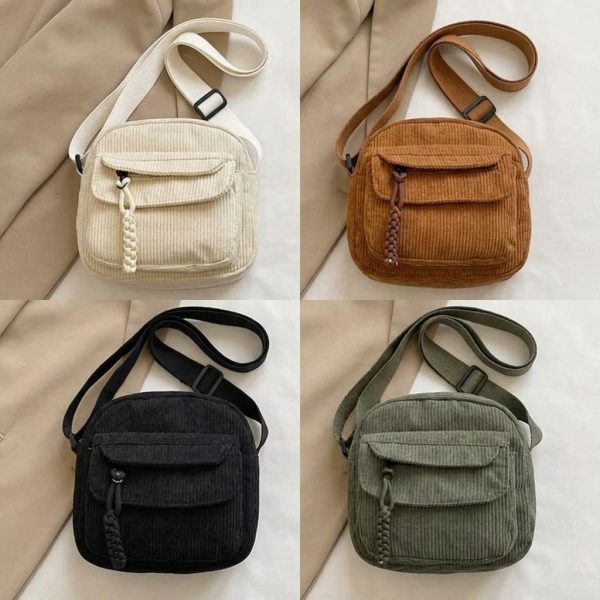 Petit sac bandoulière en velours côtelé au format compact