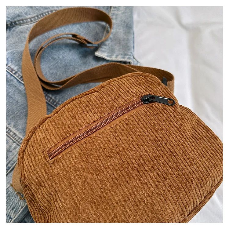 Petit-sac-bandouliere-en-velours-cotele-au-format-compact-picture-13