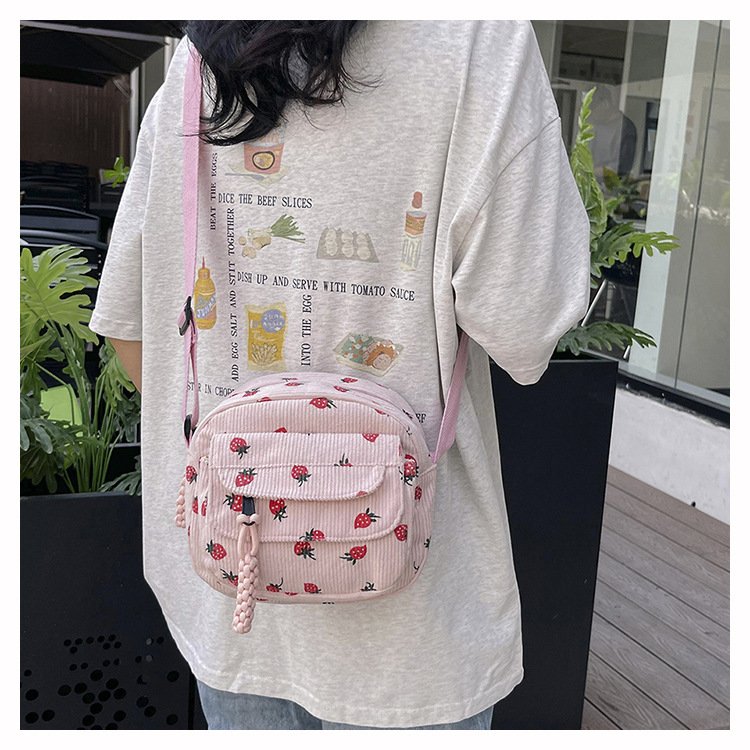 Petit-sac-bandouliere-en-velours-cotele-au-format-compact-picture-15
