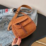 Petit-sac-bandouliere-en-velours-cotele-au-format-compact-picture-17