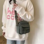Petit-sac-bandouliere-en-velours-cotele-au-format-compact-picture-2