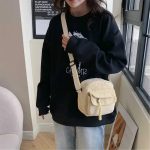 Petit-sac-bandouliere-en-velours-cotele-au-format-compact-picture-3