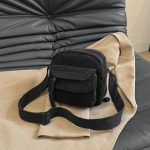 Petit-sac-bandouliere-en-velours-cotele-au-format-compact-picture-6