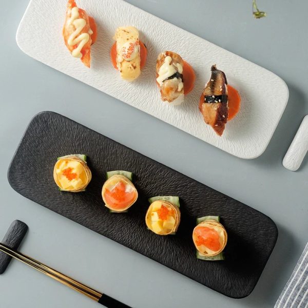 Assiette rectangulaire en céramique à motif texturé pour la présentation de sushis