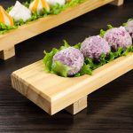Plateau-de-presentation-en-bois-naturel-avec-rigole-centrale-pour-dim-sum-et-rav-picture-4