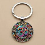 Porte-clé Om en verre bombé avec mandala steampunk et engrenages dorés