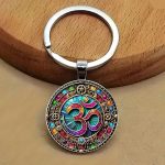 Porte-clé Om en verre bombé avec mandala steampunk et engrenages dorés